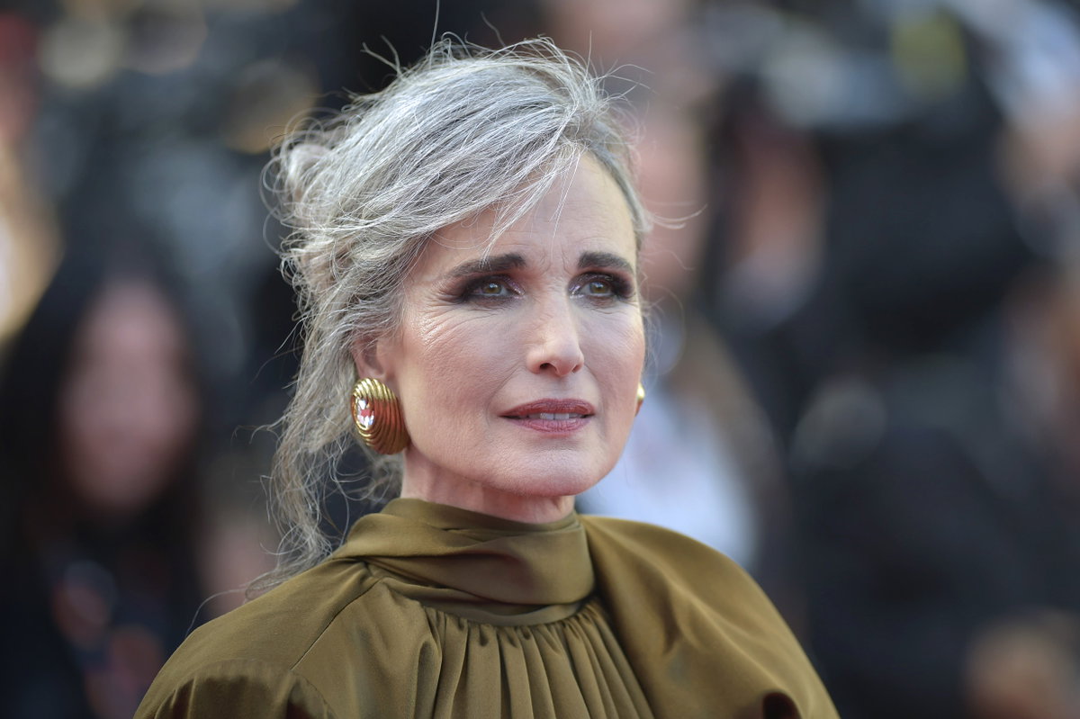 Andie MacDowell steht zu ihrem Alter und zeigt, dass graue Haare und kleine Fältchen gar kein Schönheitsmanko sind.