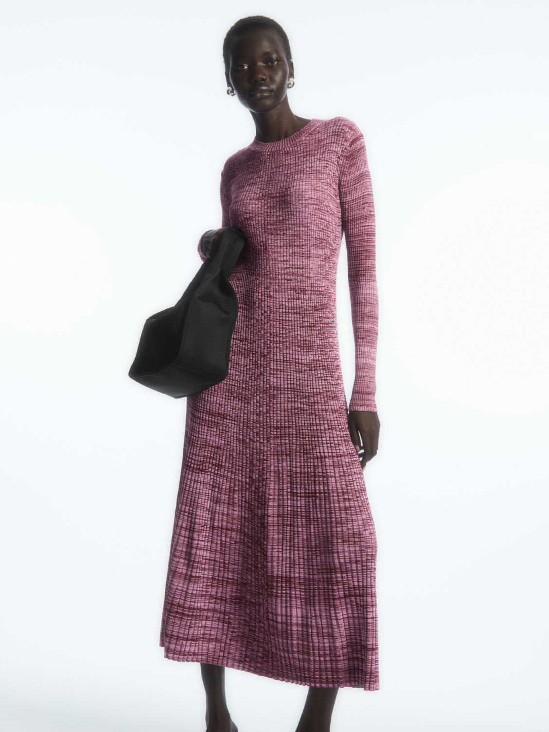 Frau in Rippstrick-Kleid in Rosa