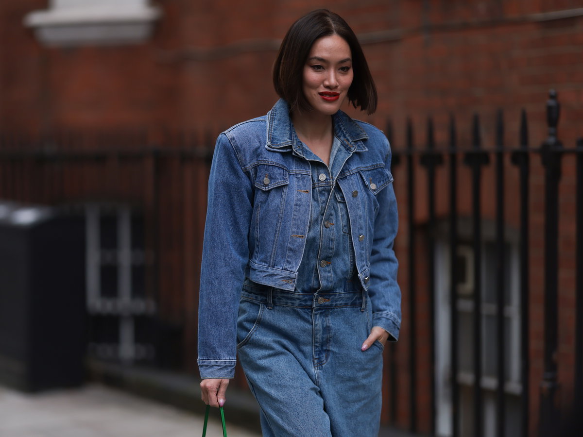 Frau im Jeanslook