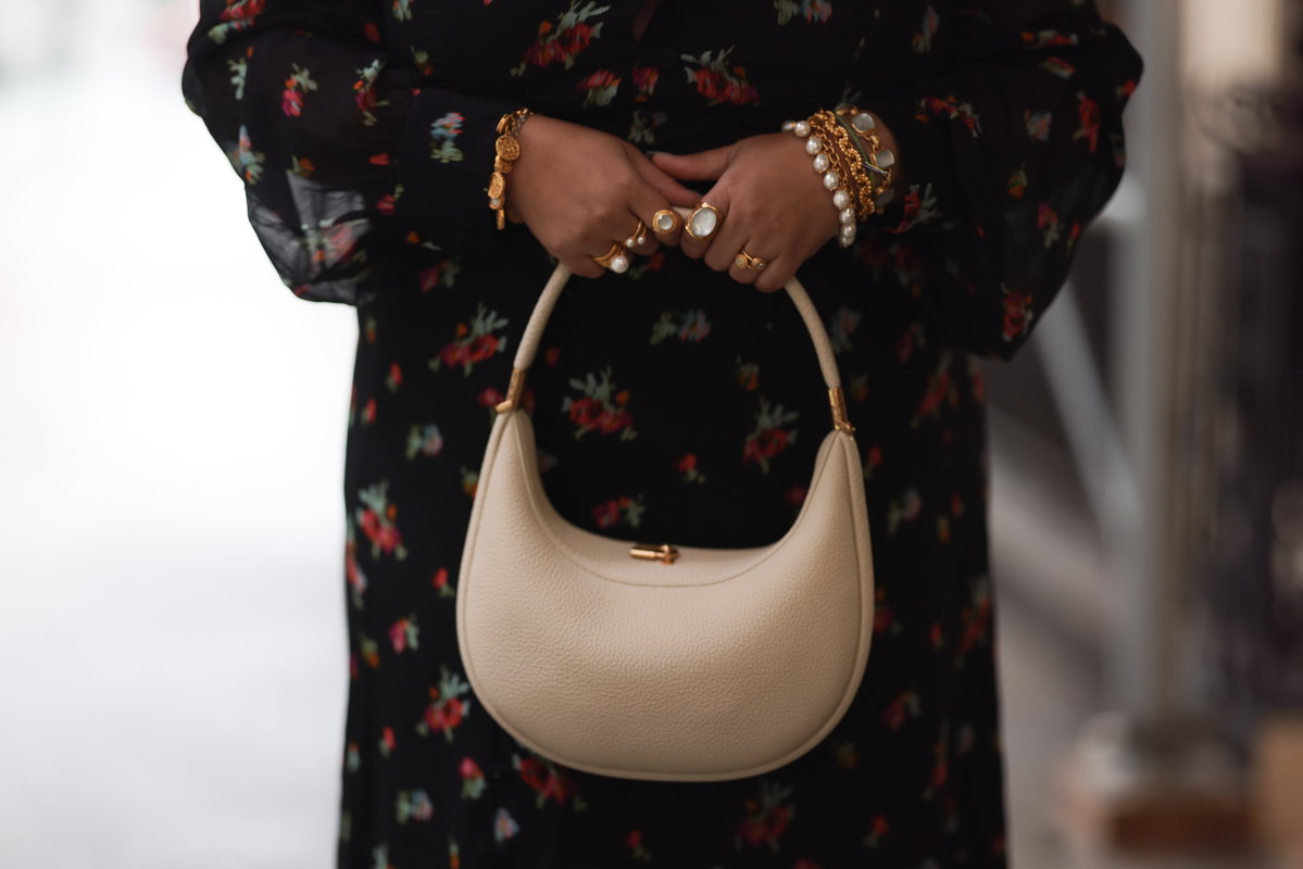 Frau mit beiger Tasche