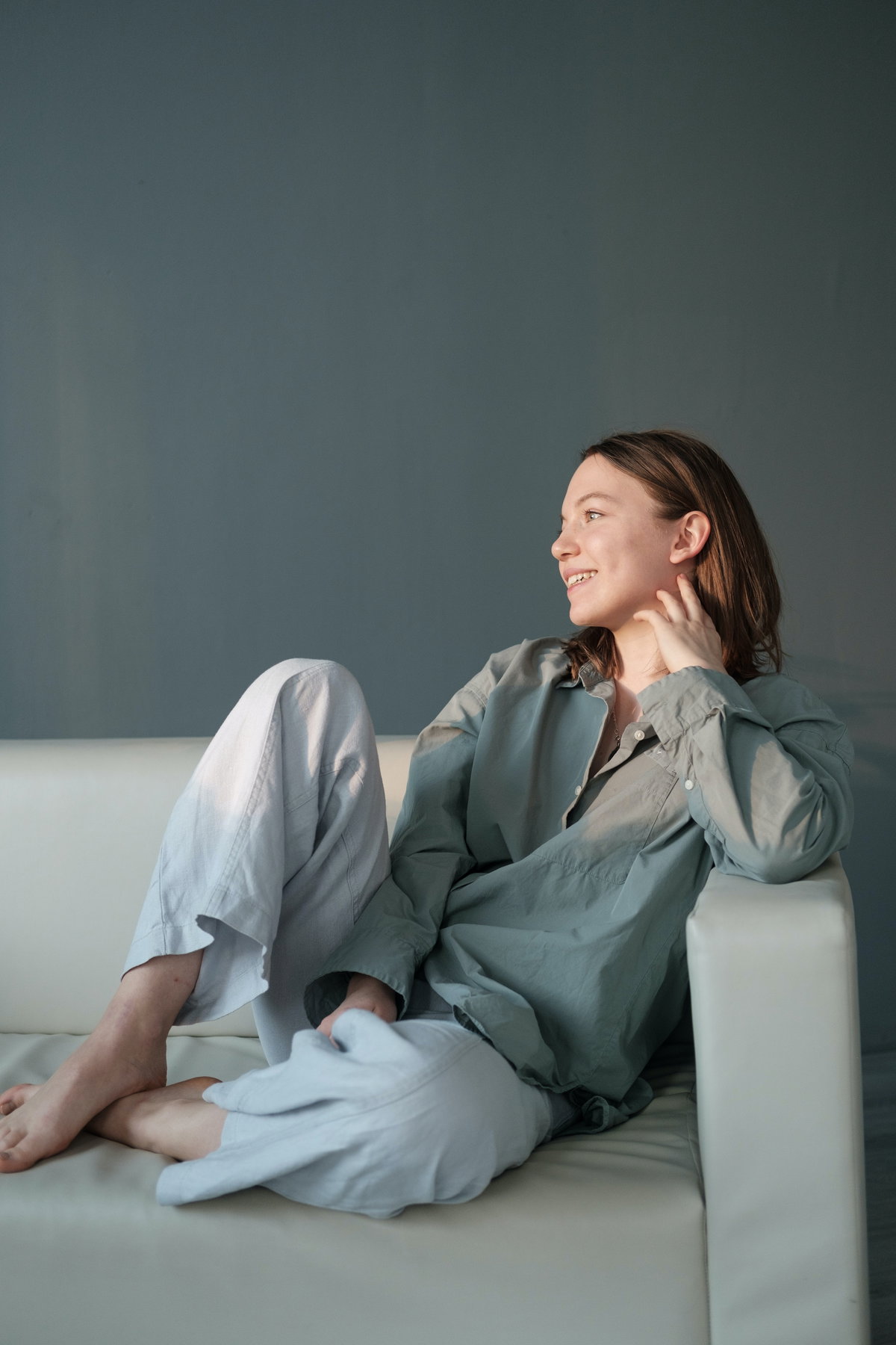 Frau auf dem Sofa