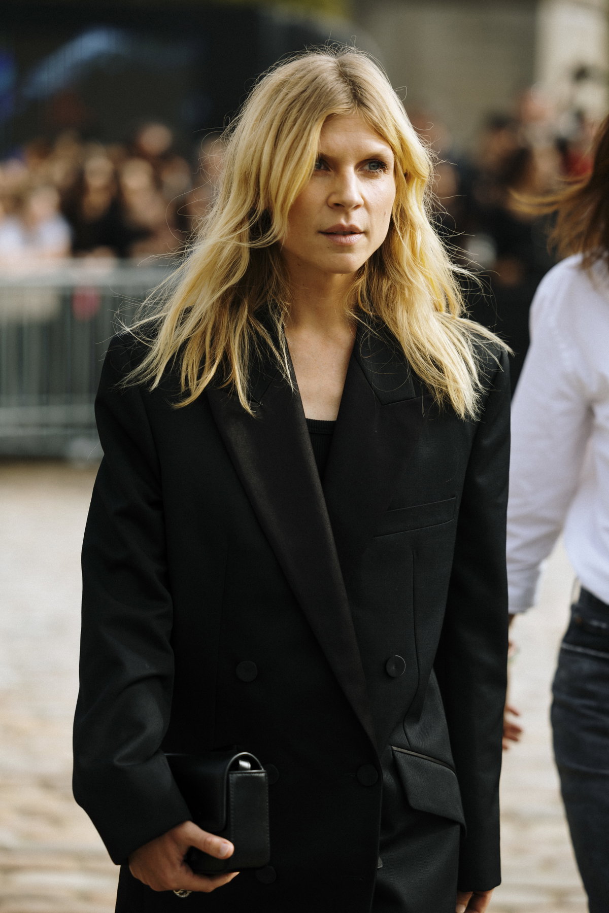 Frau auf Paris Fashion Week Streetstyle schwarzer Blazer blonde Haare