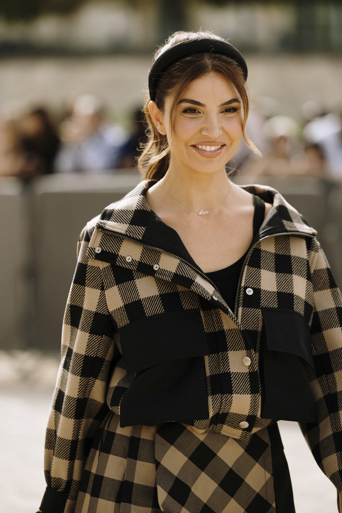 Frau trägt Haarreif auf Paris Fashion Week Streetstyle