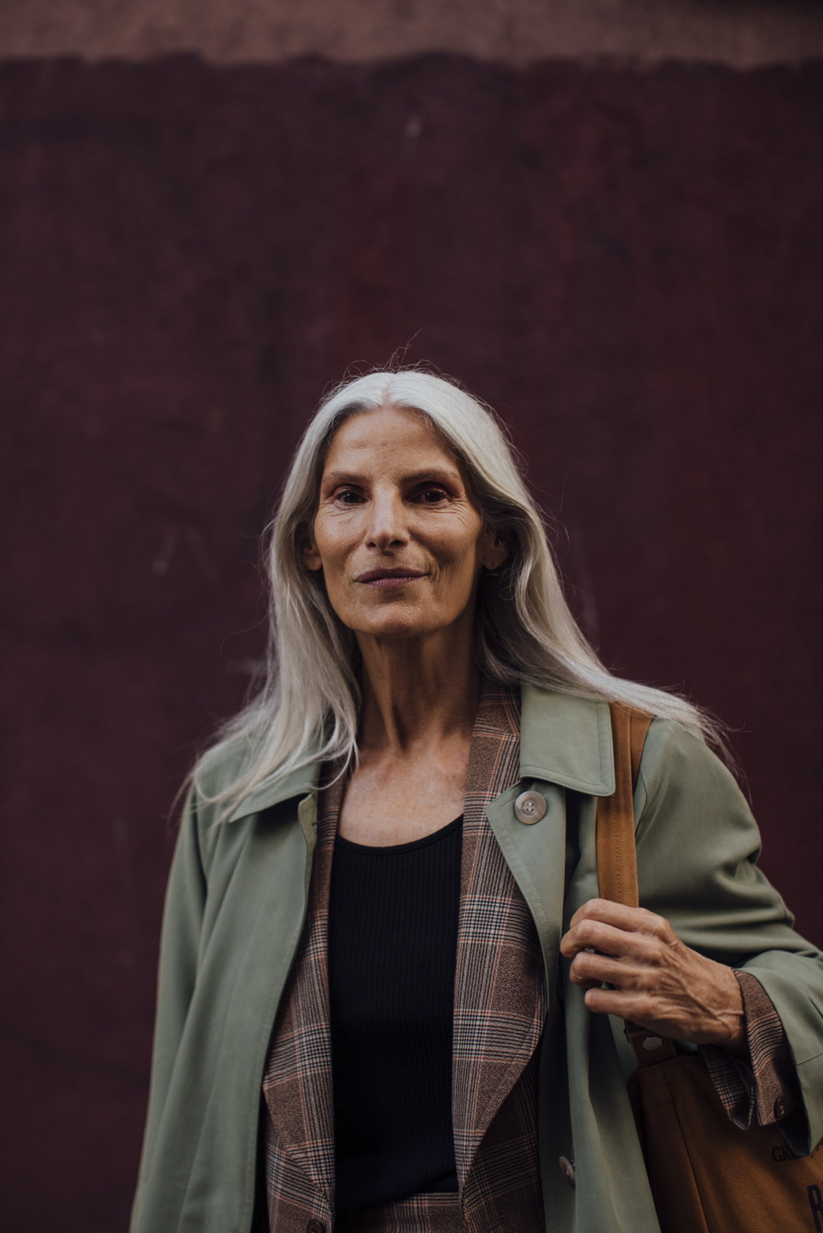 Mit der richtigen Pflege können graue Haare zu einem echten Hingucker werden.