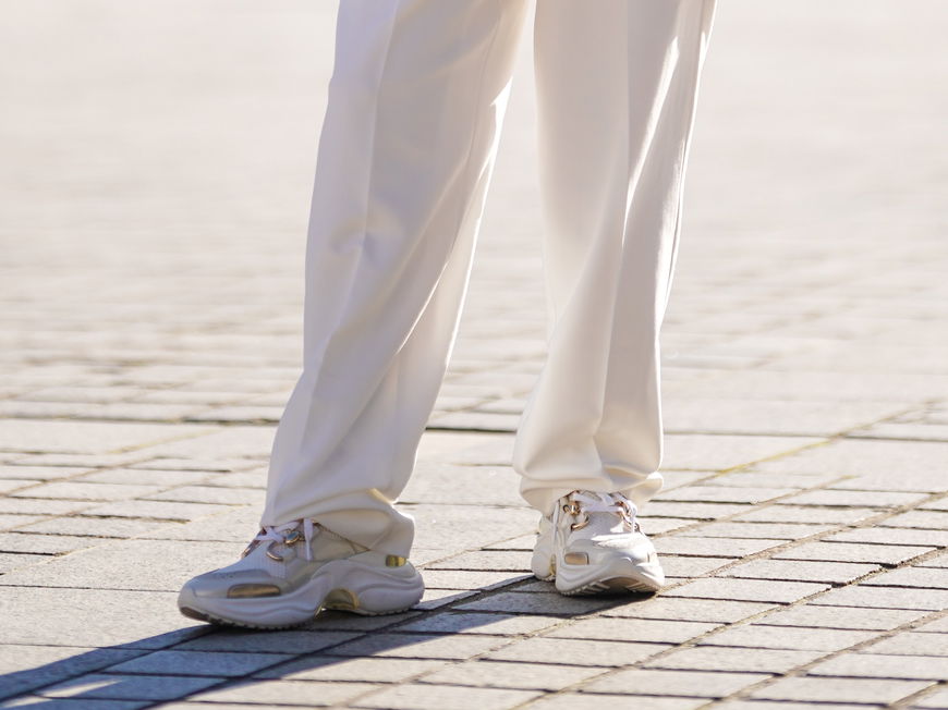 Frau trägt beige Sneaker