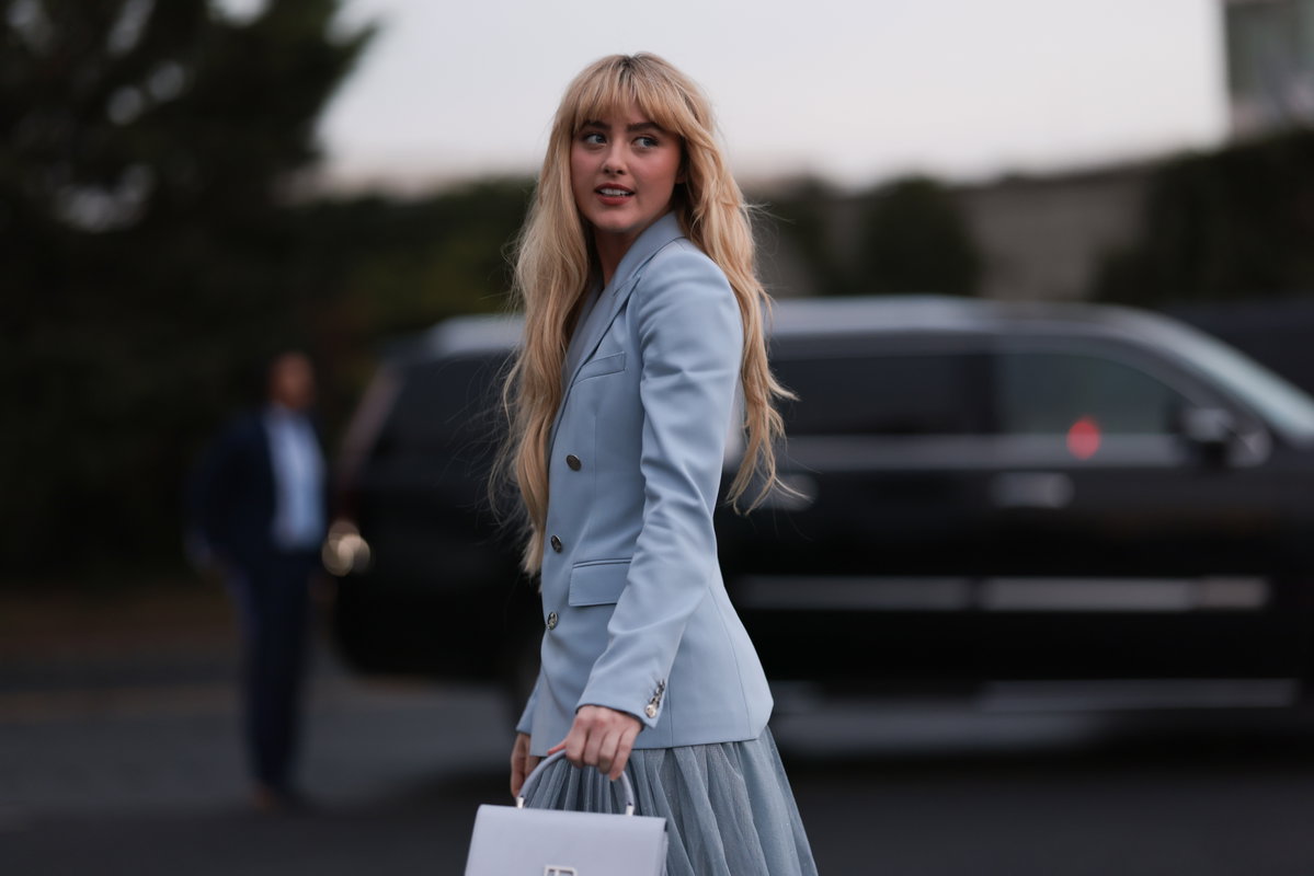 Frau mit Pony auf New York Fashion Week