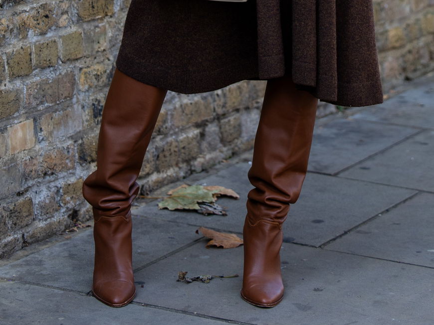 Frau trägt braune Stiefel