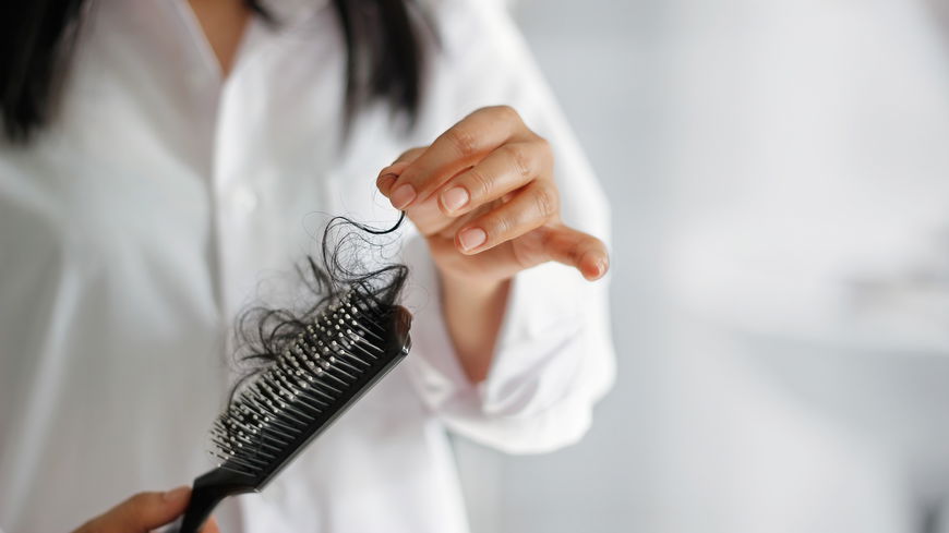 Frauen ab 52 schwören auf dieses Getränk gegen Haarausfall 