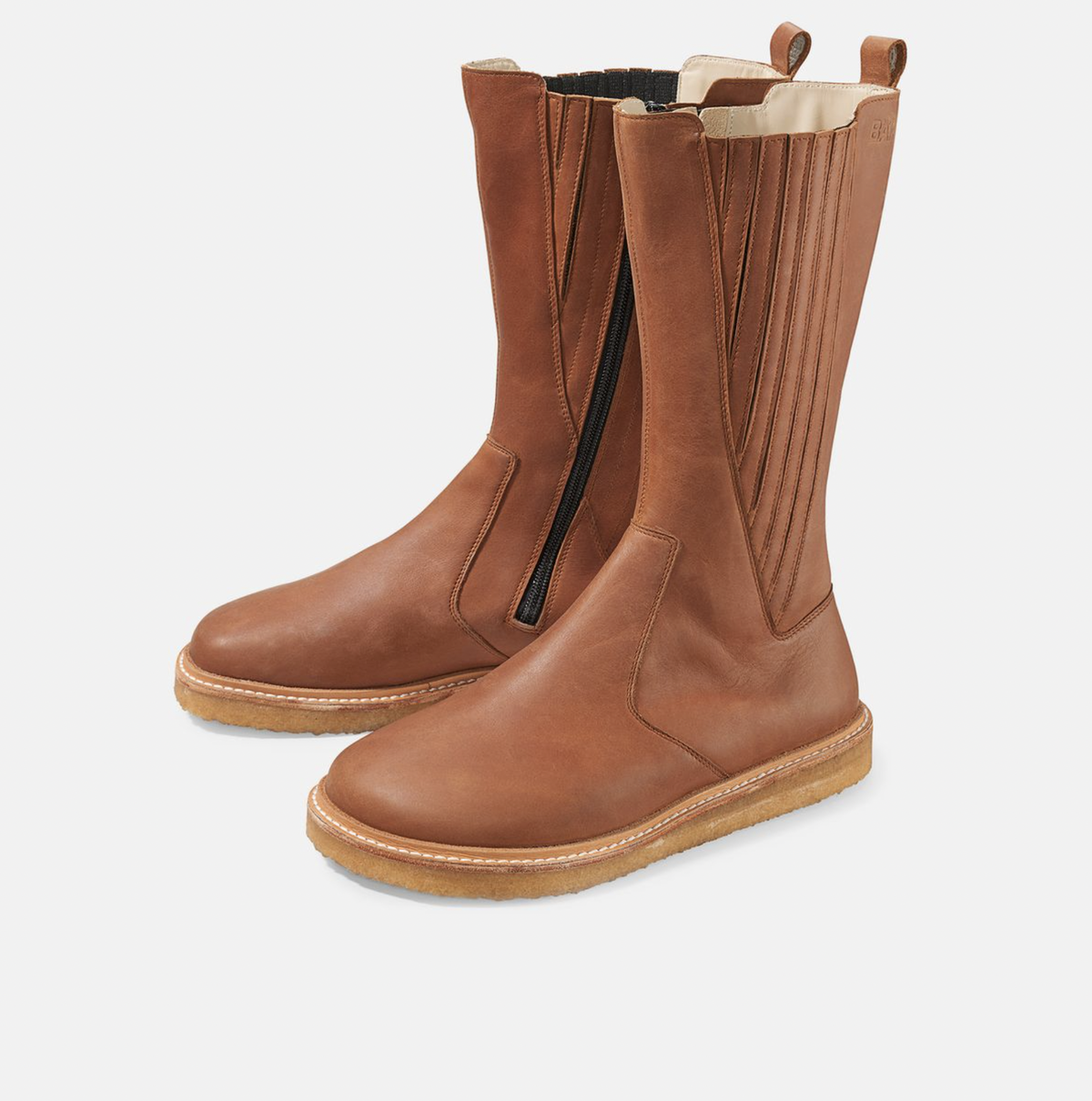 Weiter Schaft und breite Passform – kein Problem für den modernen Stiefel im schönen Cognacbraun von Bär, den es für ca. 309 Euro zu kaufen gibt.