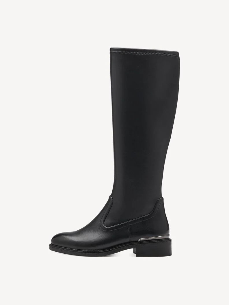 Einen edlen Touch verpassen die kniehohen Stiefel von Tamaris mit silberfarbenem Detail für ca. 90 Euro all deinen Herbst-Outfits.