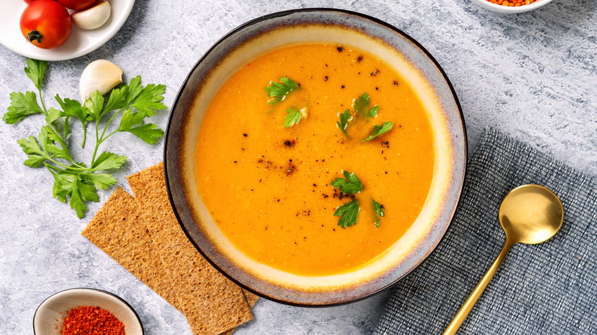 Mit dieser Linsen-Kokos-Curry-Suppe startest du fit in den Herbst