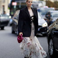 3 elegante Kleider, die stylische Frauen im Herbst shoppen