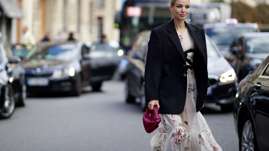 3 elegante Kleider, die stylische Frauen im Herbst shoppen