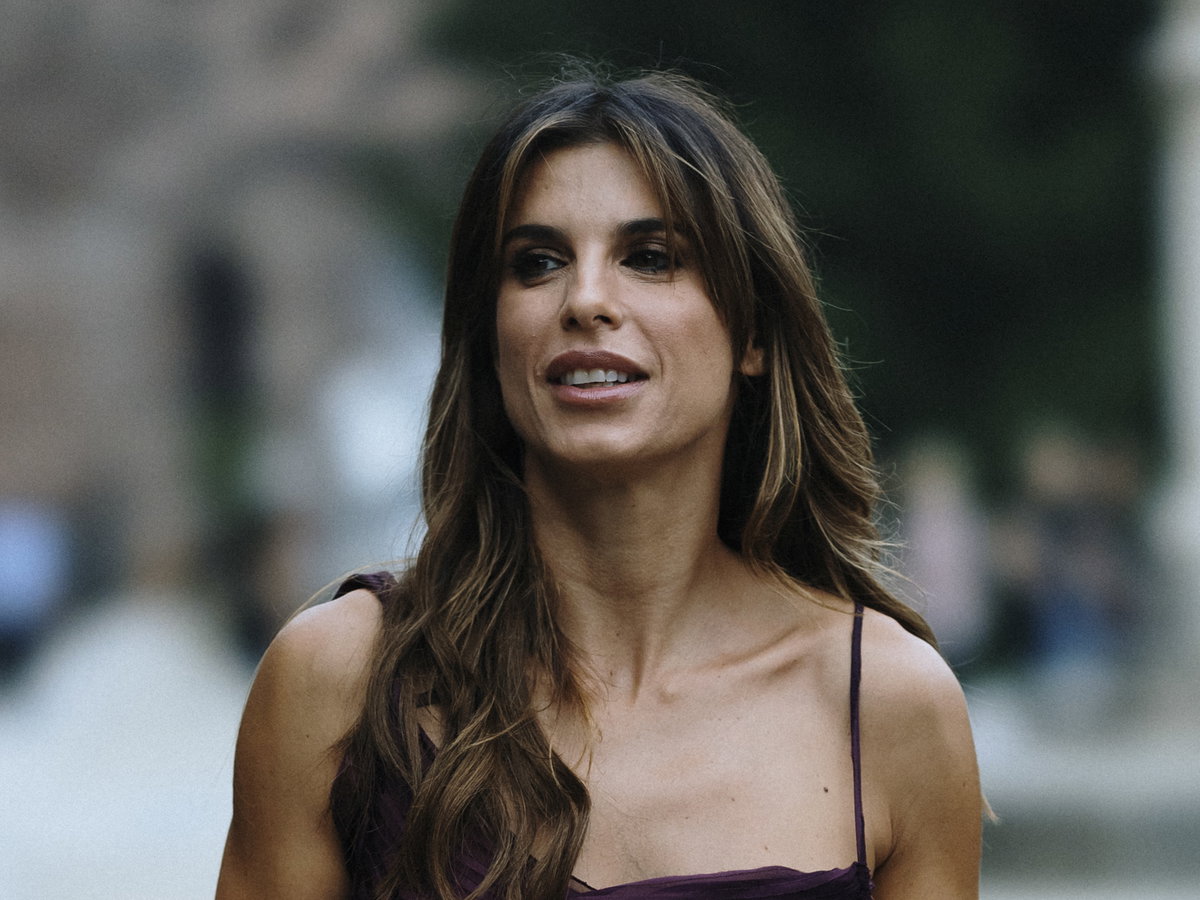Mailand Fashion Week Frau trägt Slip Dress und offene Haare