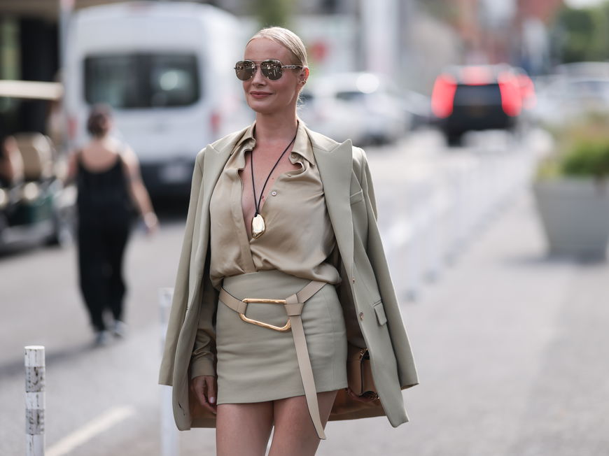Frau in monochromem Beige-Look