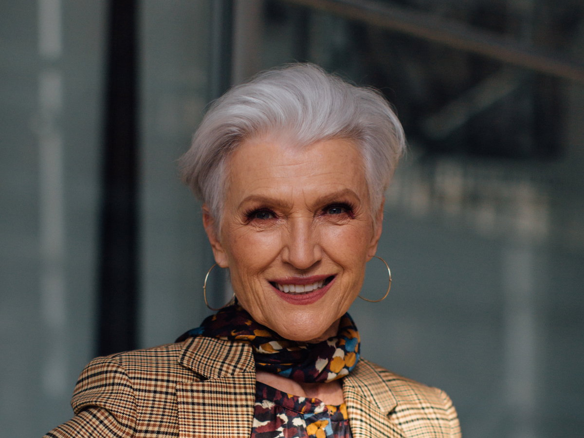 Maye Musk zeigt sich mit einem lässigen Bixie und betont ihre graue Mähne gekonnt.
