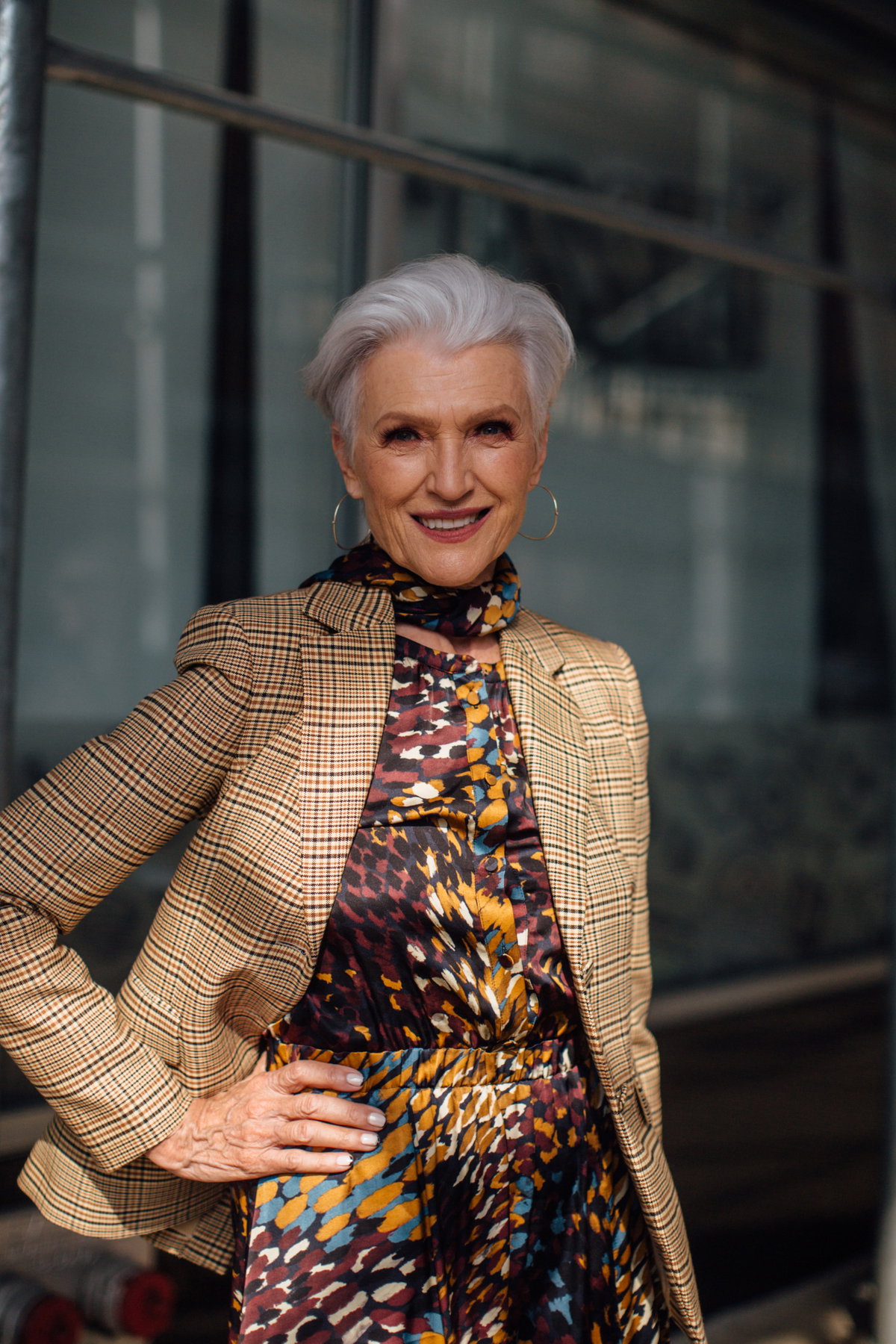 Maye Musk zeigt sich mit einem lässigen Bixie und betont ihre graue Mähne gekonnt.