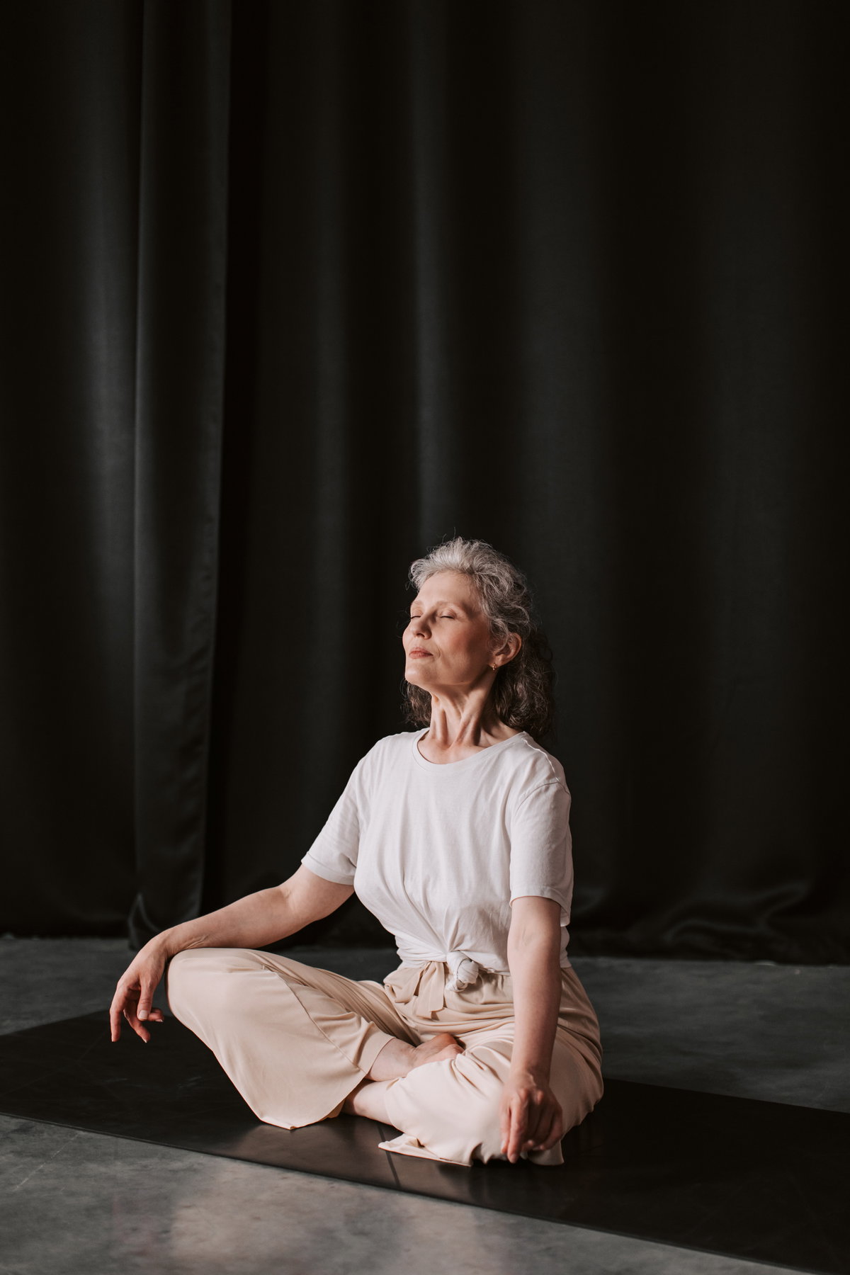 Frau meditiert auf einer Yogamatte