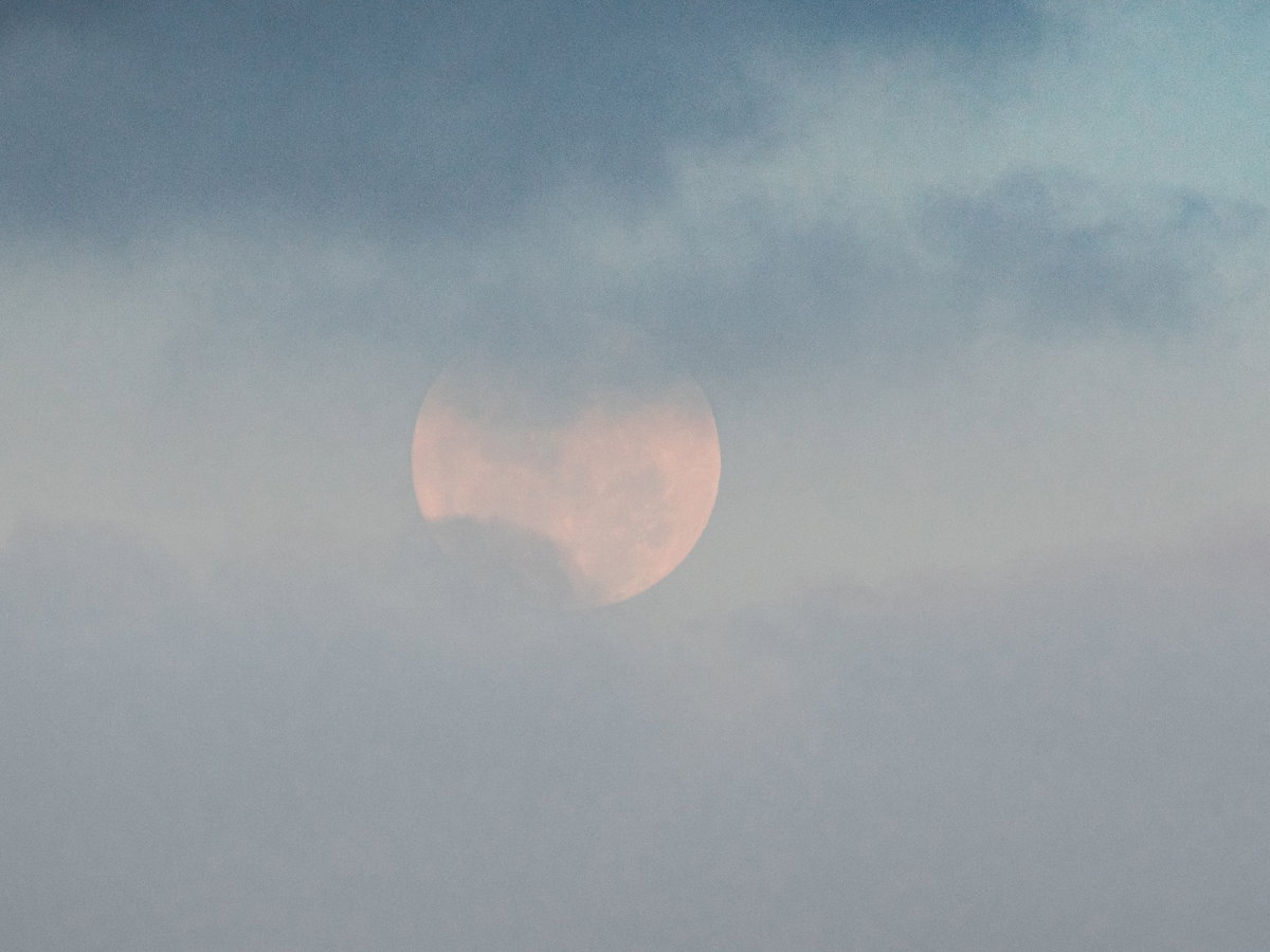 Vollmond am Himmel zwischen den Wolken