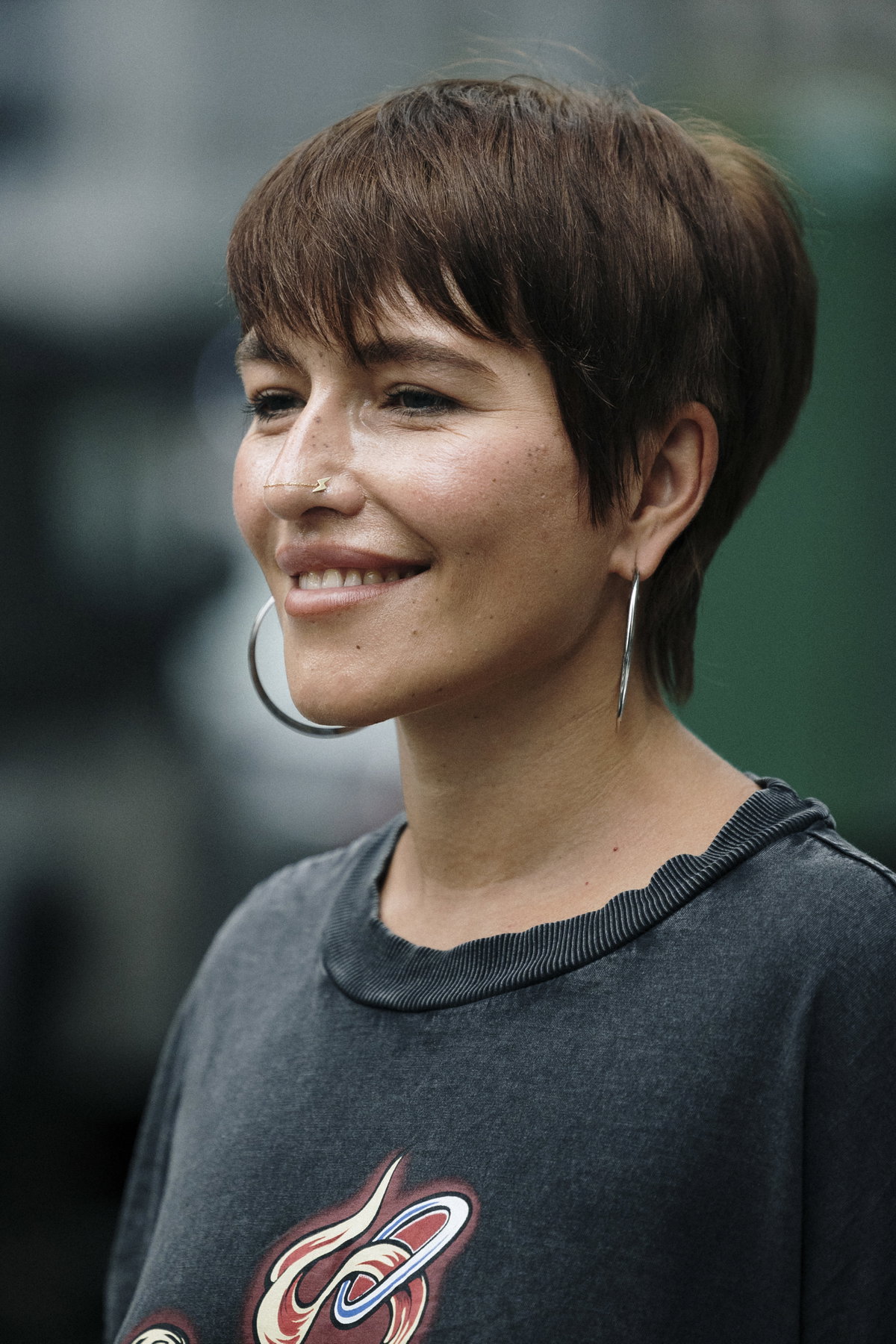 Frau mit Pixie Cut