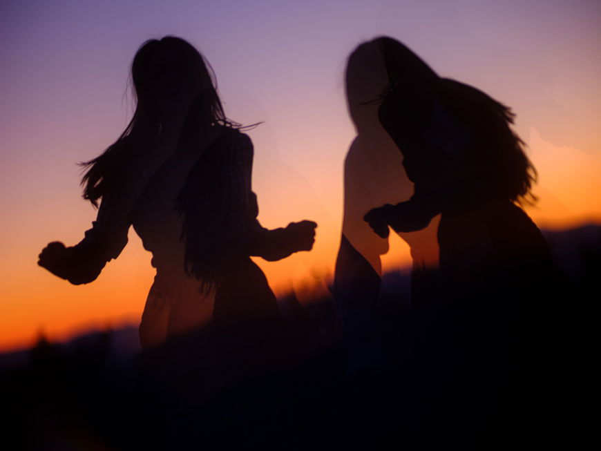 Silhouette von zwei Frauen in der Dämmerung