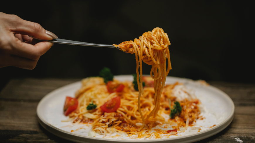 In dieser leckeren One Pot Kürbis-Pasta schmeckt ein Hokkaido besonders gut