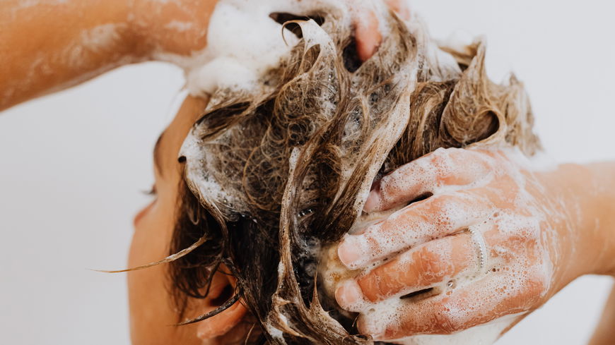 Dieses 2-Euro-Biotin-Shampoo von Rossmann stärkt feines Haar