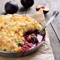 Dieses Rezept für Pflaumen-Crumble musst du im Herbst probieren 