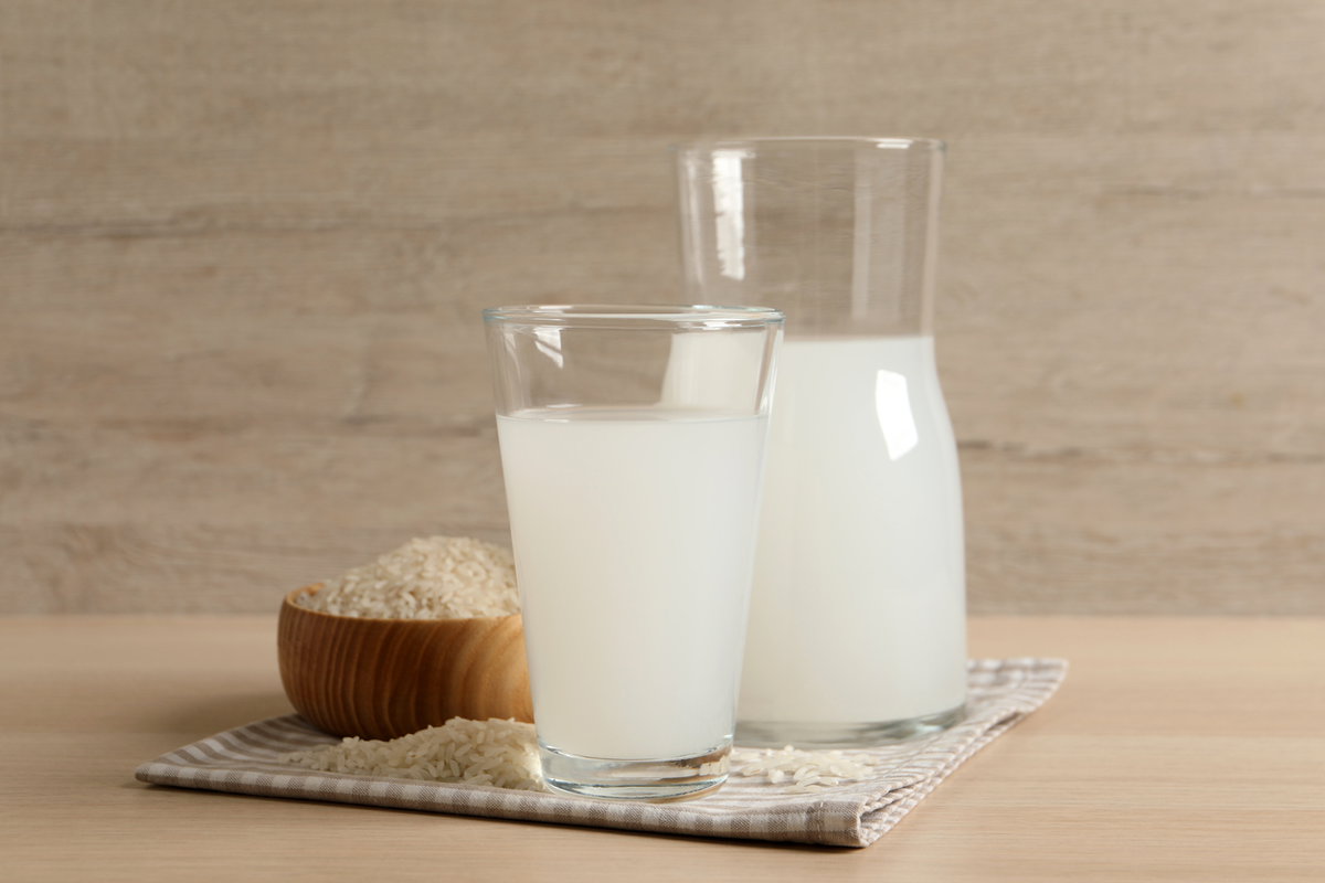 Ein Glas Reiswasser und eine Karaffe stehen auf einem Tisch