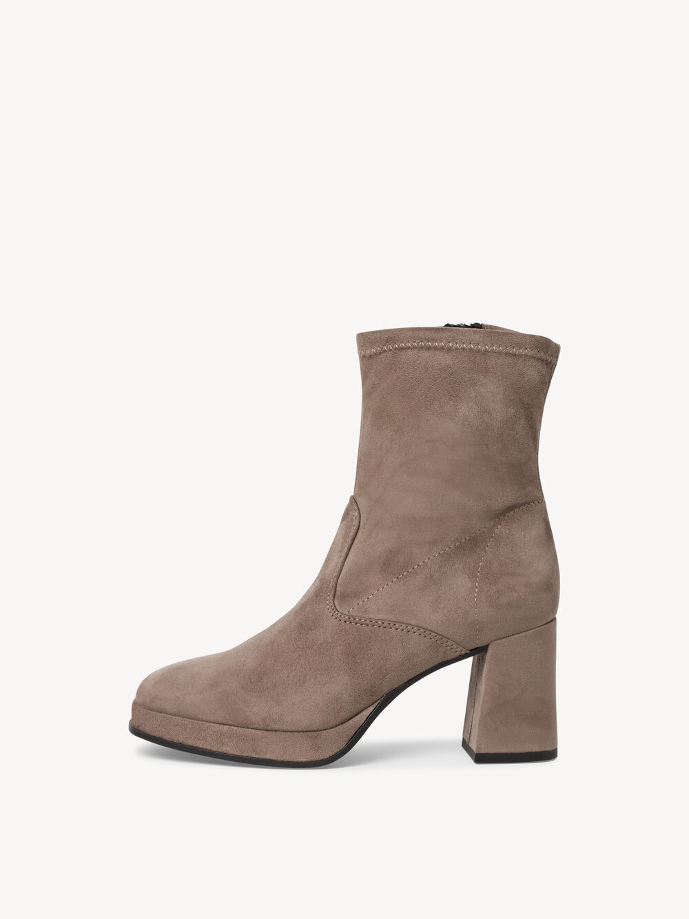 Hoch hinaus geht es mit den Stiefeletten von Tamaris für ca. 90 Euro, die uns mit den breiten Blockabsätzen einige Zentimeter größer schummeln.