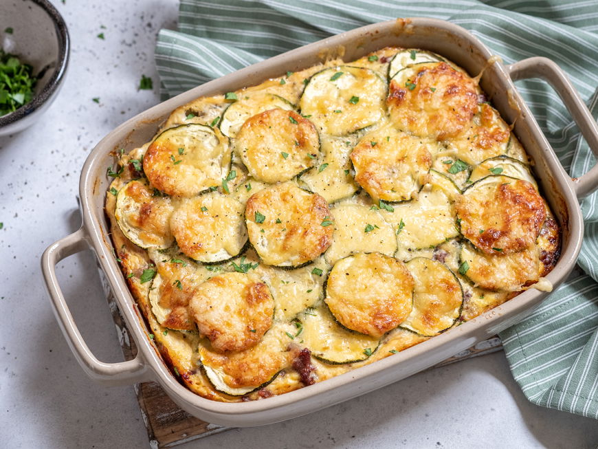 Zucchini-Auflauf auf dem Tisch