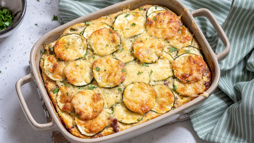 Dieser Zucchini-Auflauf mit Kartoffeln ist perfekt für ein Valentinstags-Dinner