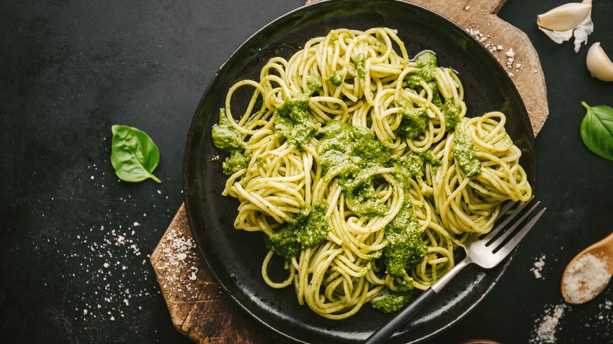 Zucchini-Pasta mit Avocado-Pesto ist perfekt für die Mittagspause