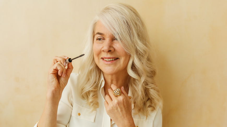 Ohne Absetzen unter den Augen: Diese Mascaras schenken Frauen ab 50 Volumen