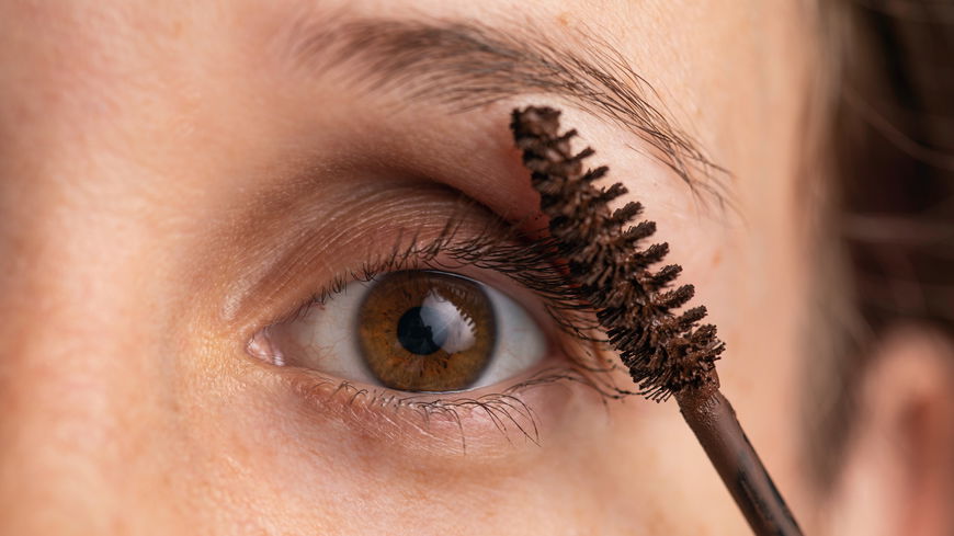 Frauen ab 50: Mit diesen Mascara-Tricks schummeln sie sich bis zu 10 Jahre jünger