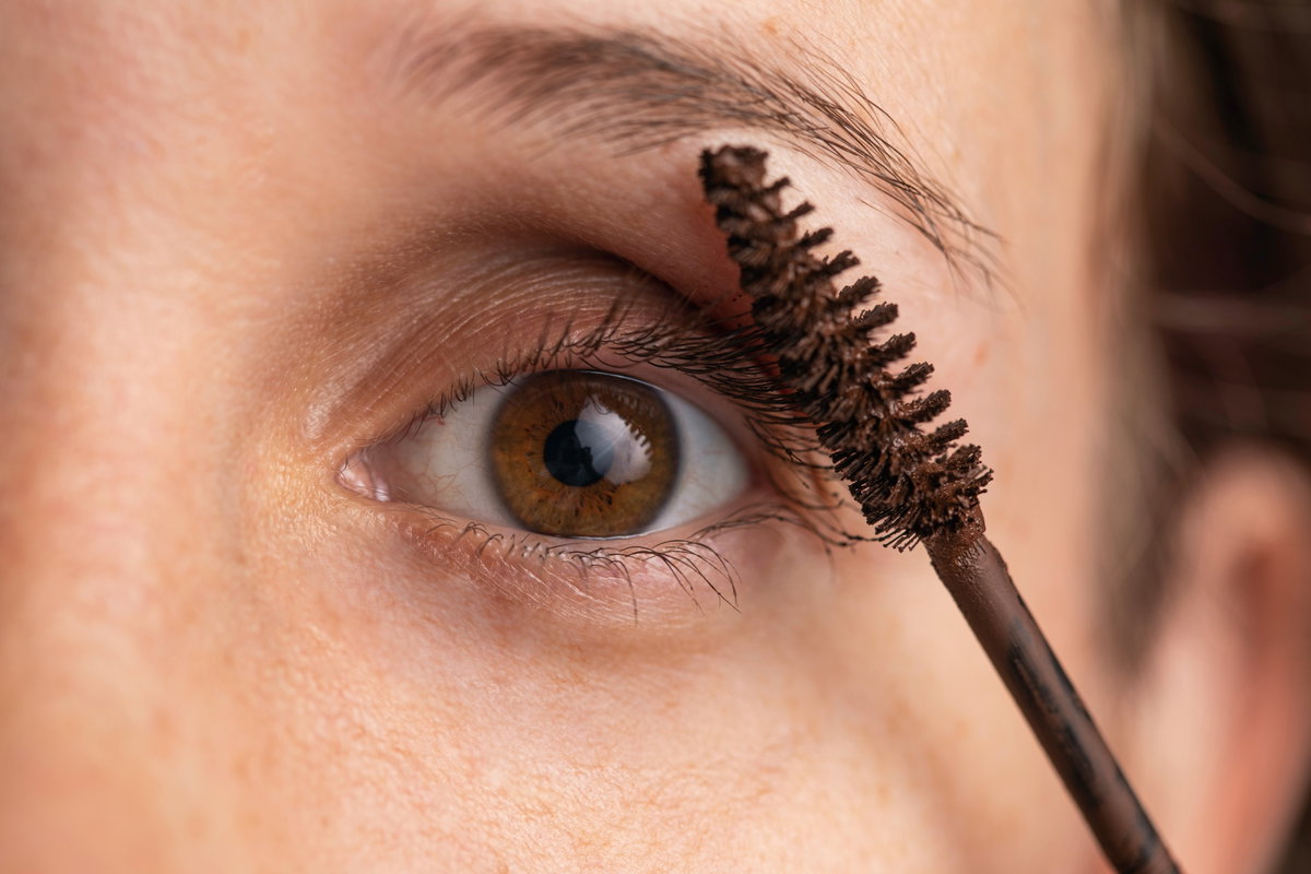 Mascara-Bürste am Auge