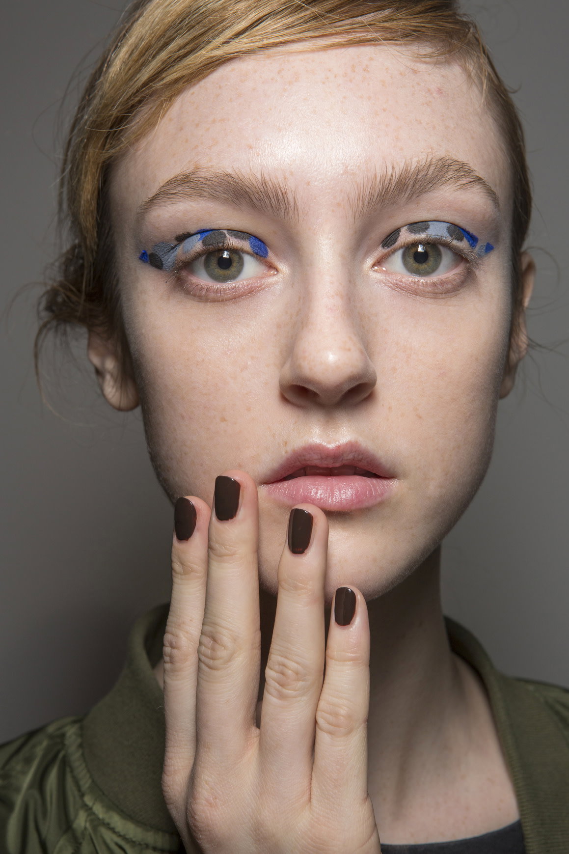 Braune Nagellacke aus der Drogerie sind eine tolle Option für den Herbst. Sie passen einfach perfekt zu den warmen Farbtönen der Jahreszeit und verleihen deinem Look eine gemütliche Note.