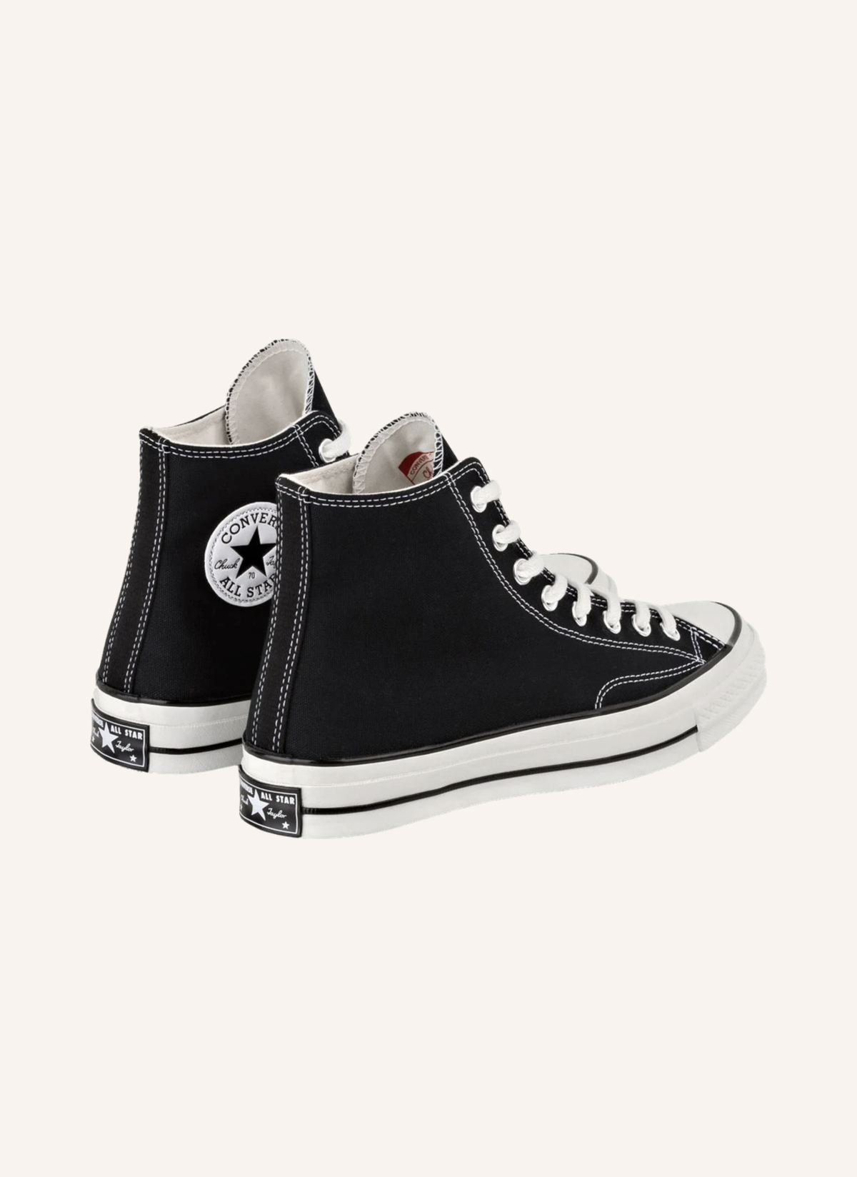 Sneaker-Liebhaberinnen setzen im Herbst auf das Hightop-Modell von Converse für ca. 95 Euro.