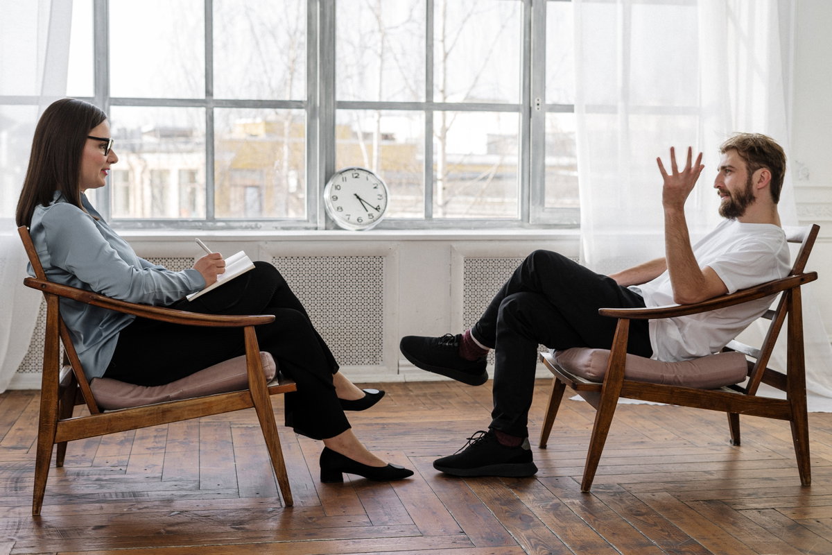Mann und Frau in Therapiesitzung