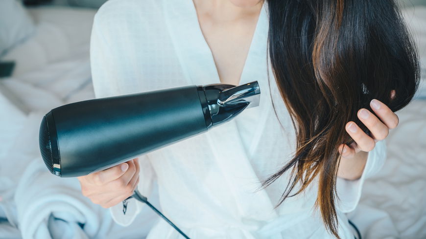 Darum solltest du deine Haare niemals im Bad föhnen