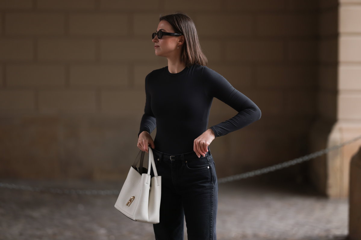 Frau mir beiger Tasche