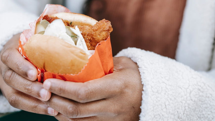 Süchtig nach Essen? 3 Anzeichen, dass du an Binge-Eating leidest