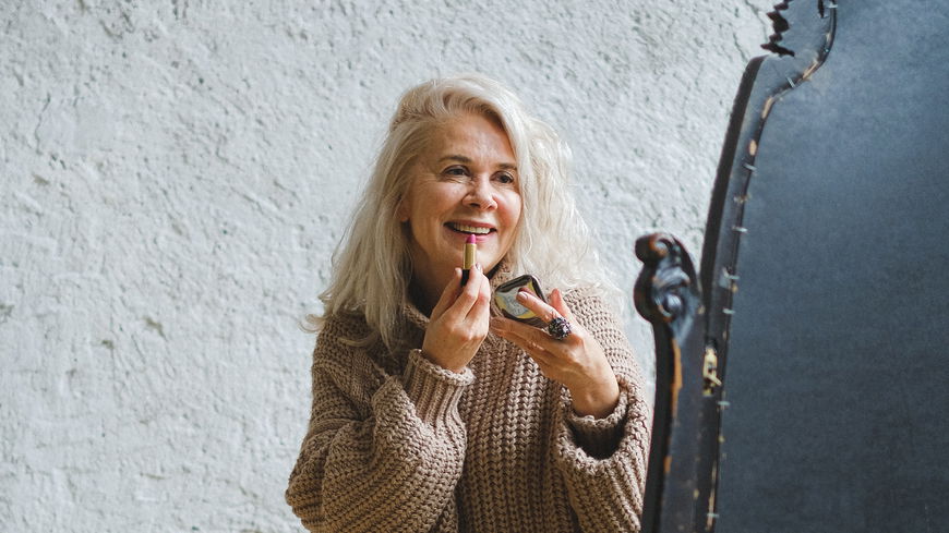 Frauen ab 50: Mit dieser Lippenstiftfarbe schummeln sie sich bis zu 10 Jahre jünger