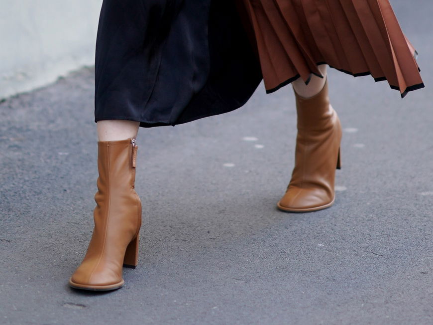Frau trägt braune Stiefeletten