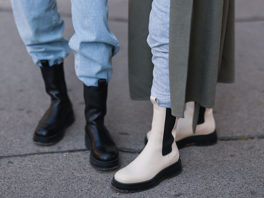 Frauen tragen Chelsea Boots