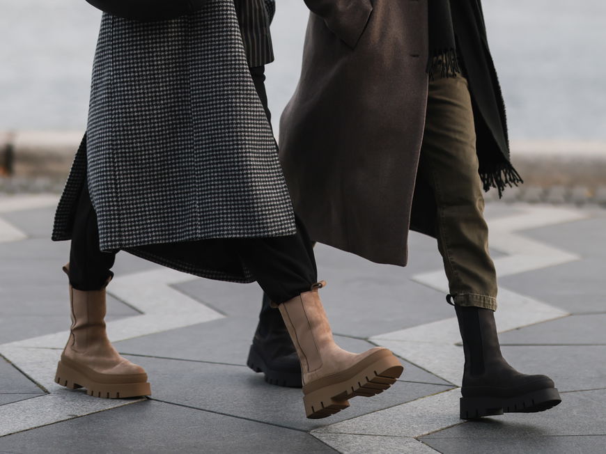 Frauen tragen Stiefeletten