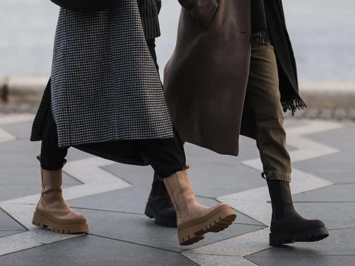 Frauen tragen Stiefeletten