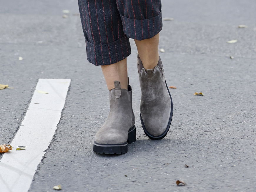 Frauke Ludowig trägt graue Wildlederstiefel