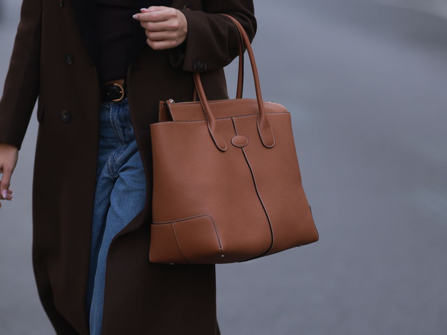 Frau trägt braune Tasche