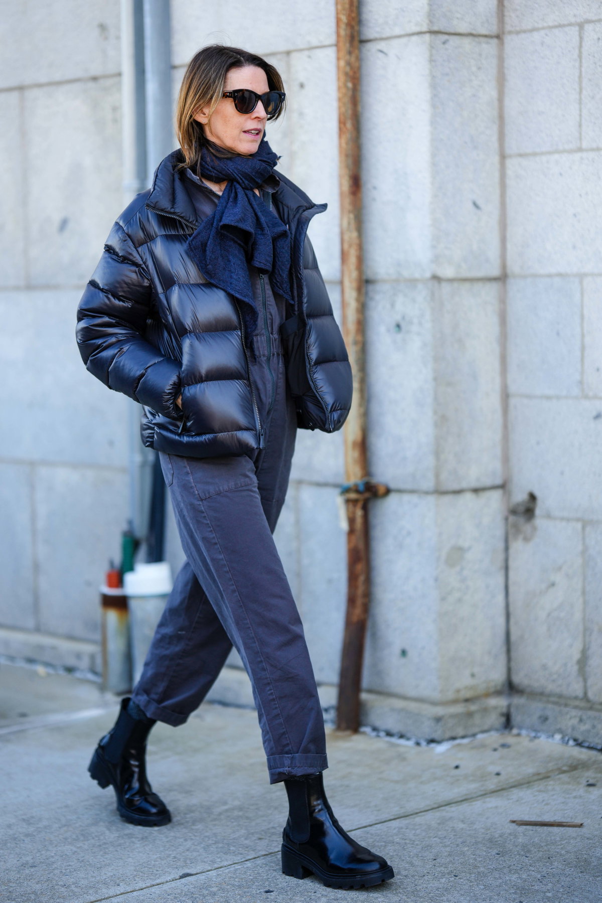 Frau trägt Chelsea Boots